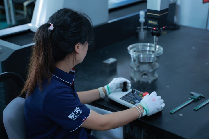 Three coordinate measuring instrument